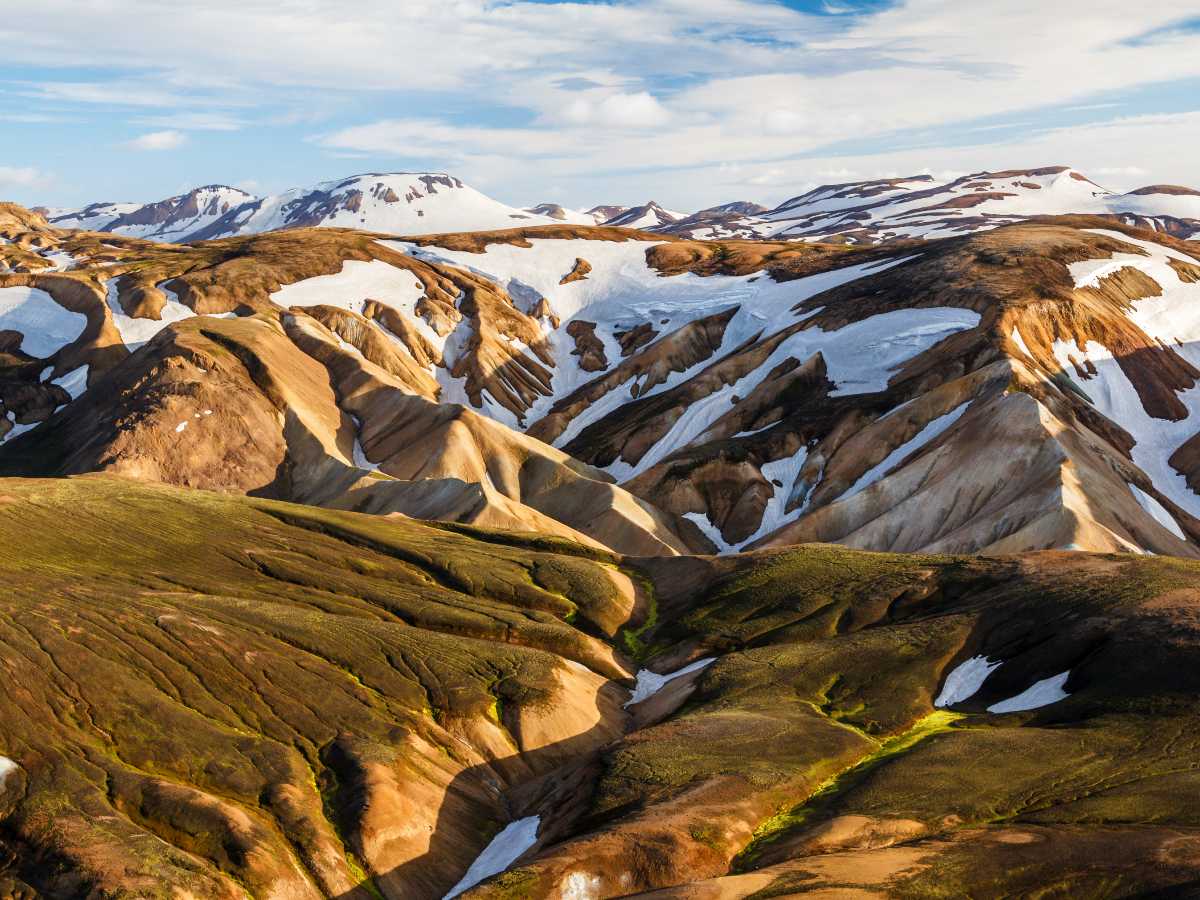 Snowy mountains on Laugavegur and Fimmvörðuháls Trekking Tour