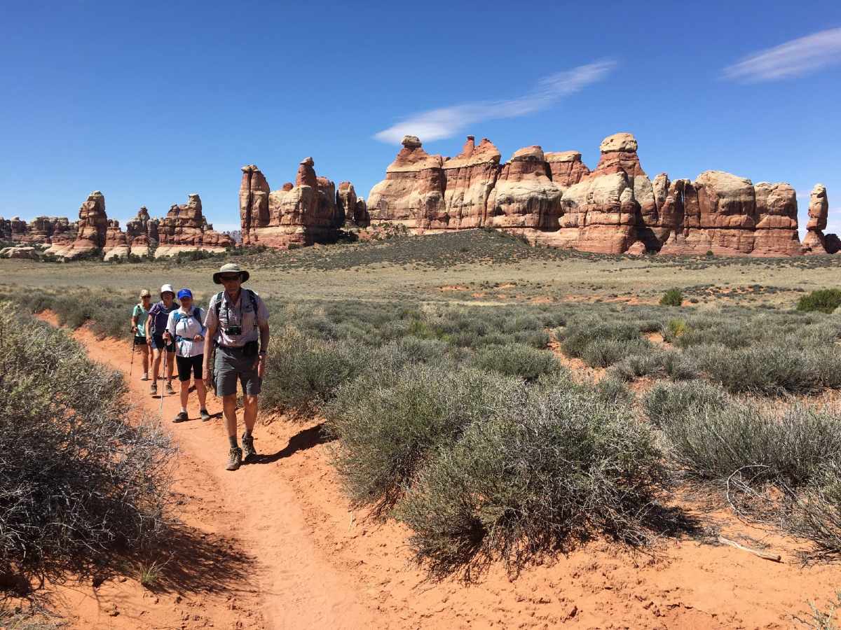 Group enjoying the good weather in the Arches National Park (Utah)