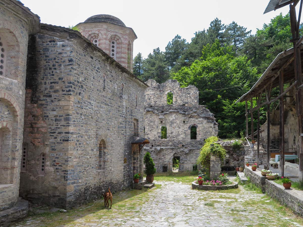 Alley between stone buildings Agios Dionysiosklooster in de Enippeuskloof Litochoro Olympus hike Greece