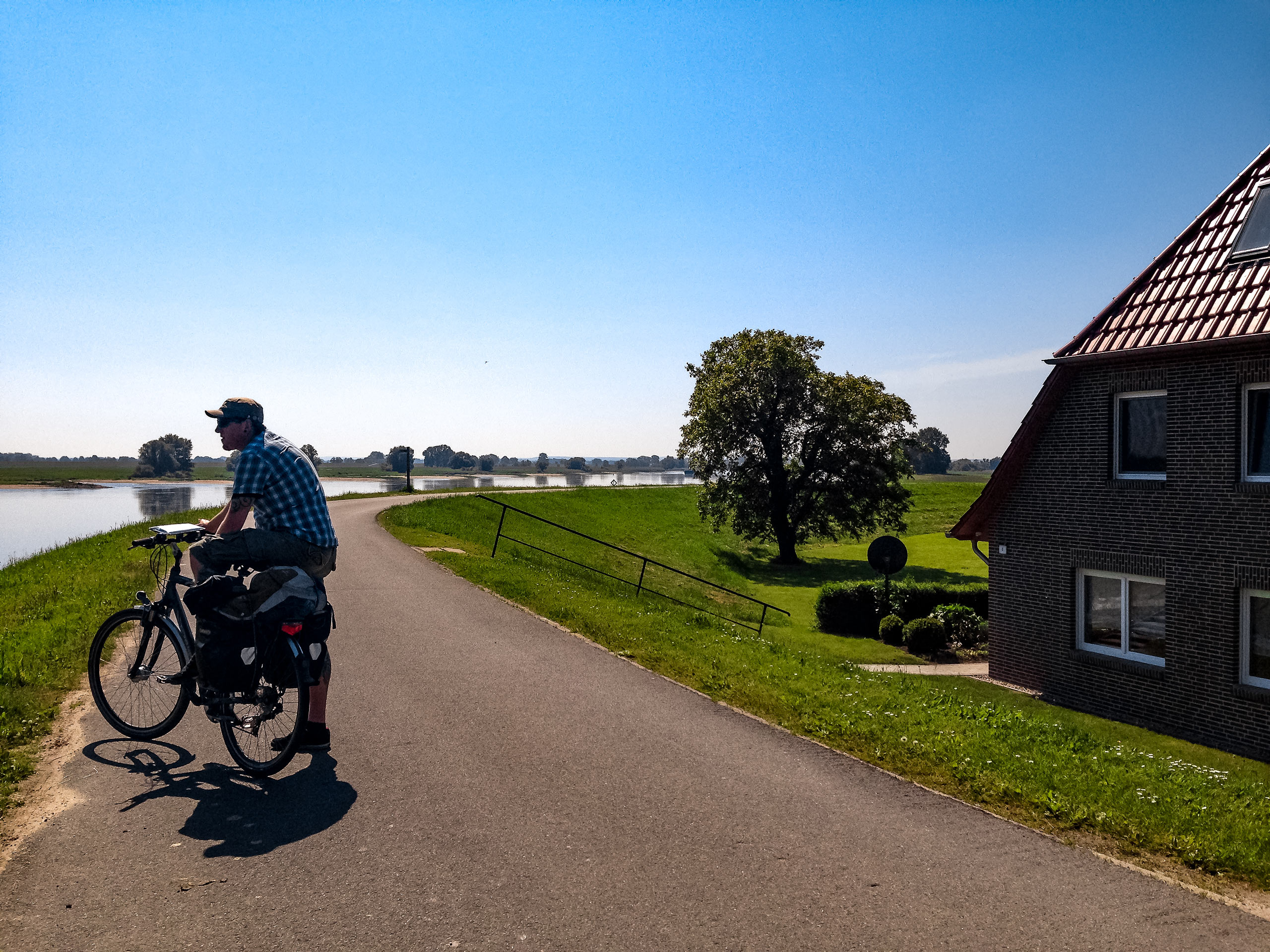 Cyclists on the Elbe Cycle Path on the northern Elbe