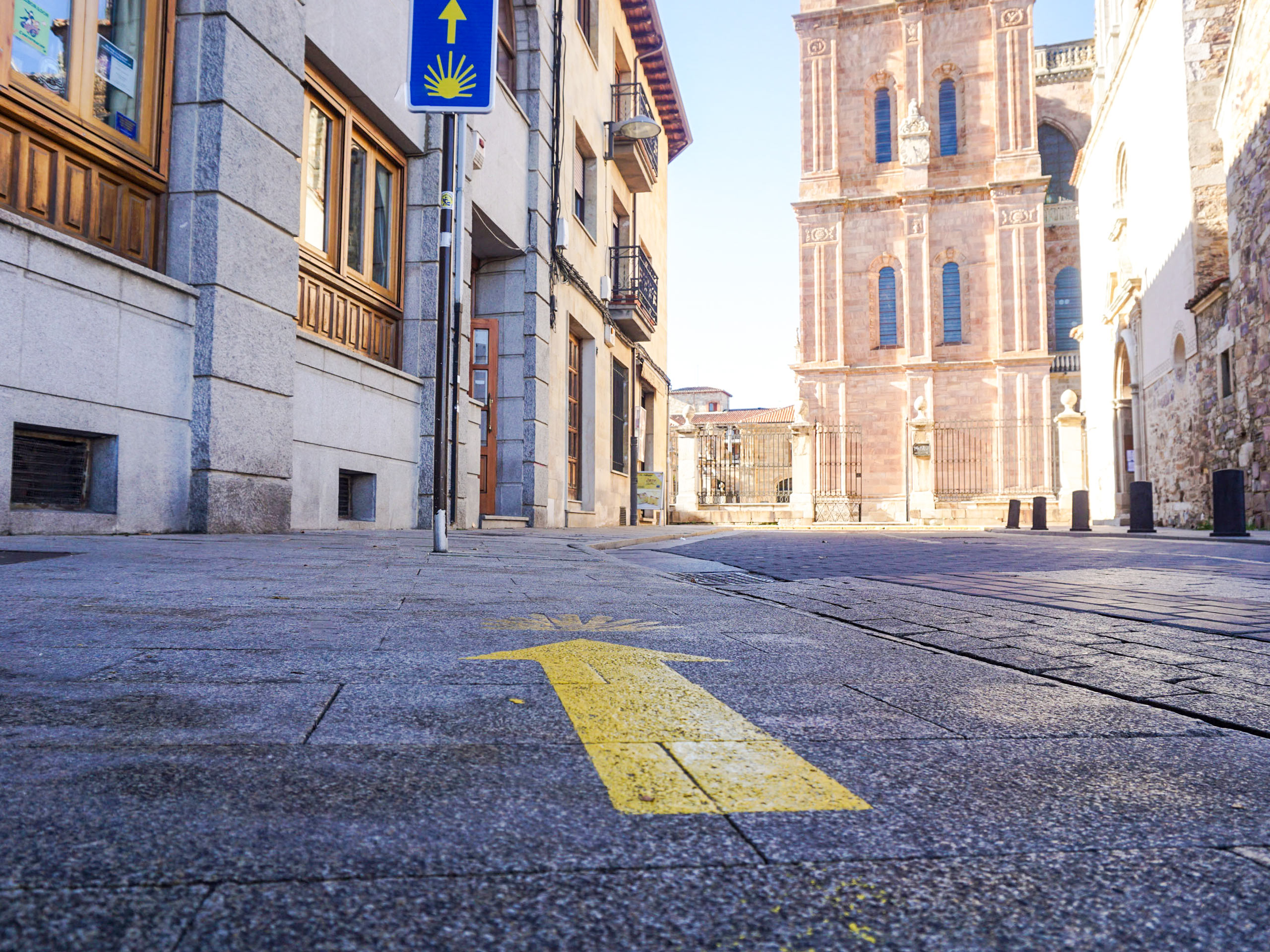 Yellow arrow tourists mark