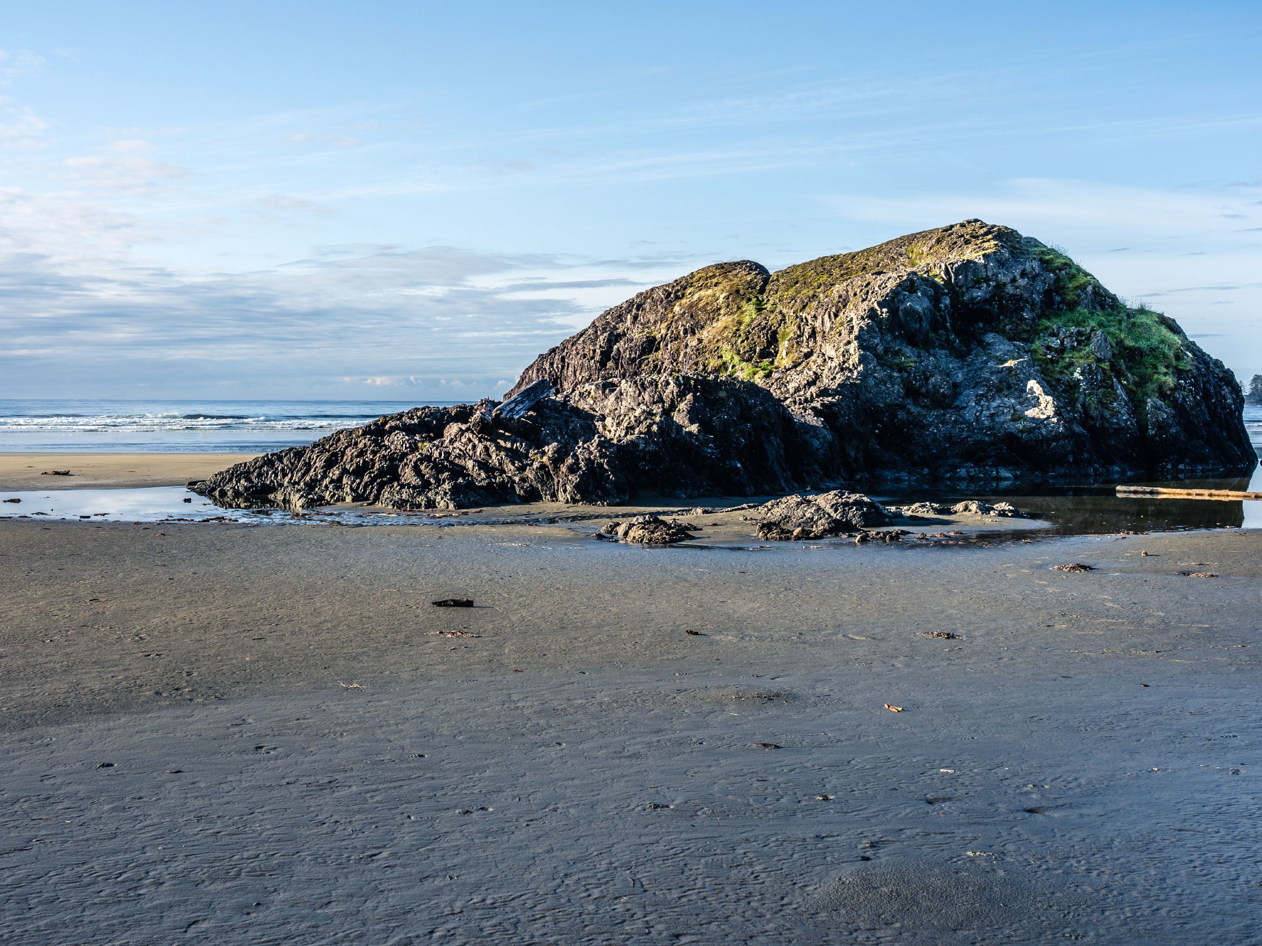 Rock formations in the Tofino Beach