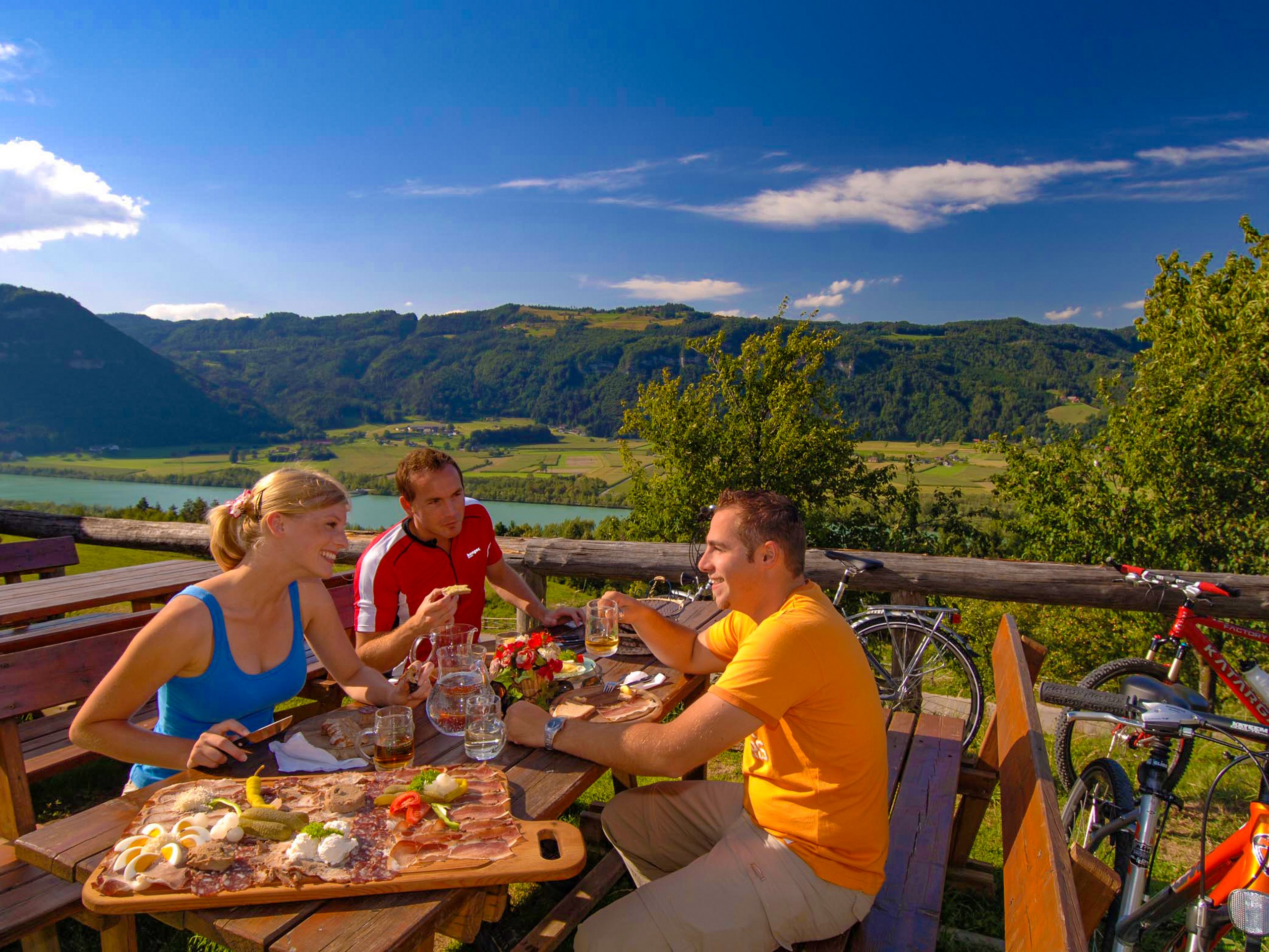 Lunch break on self-guided biking tour on Drau path