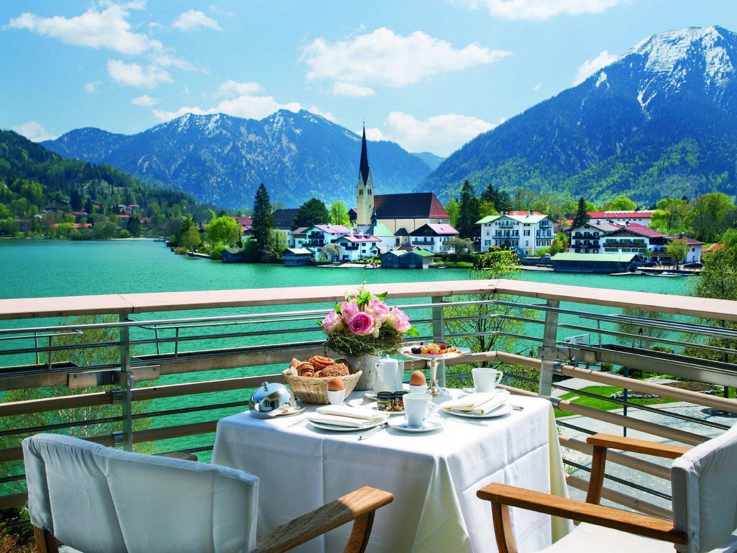 Perfect lunch spot on a lakeside in Bavaria