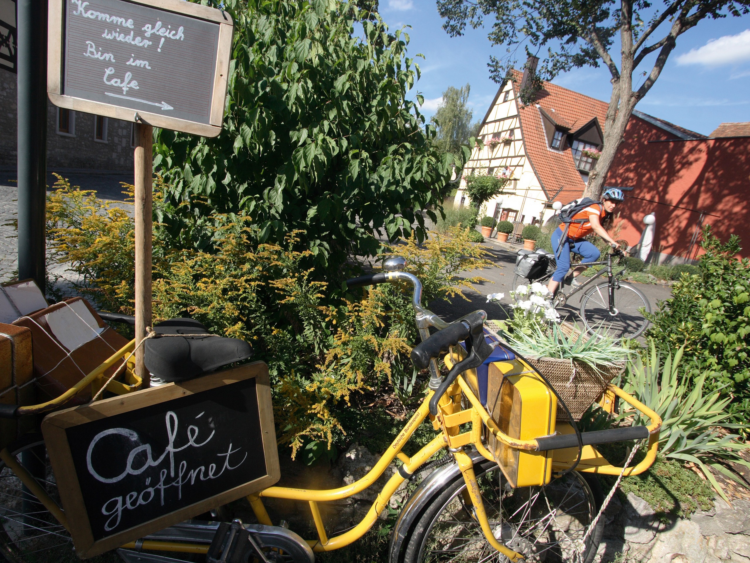 Fränkisches Weinland Sommerhausen Radlerin in Sommerhausen