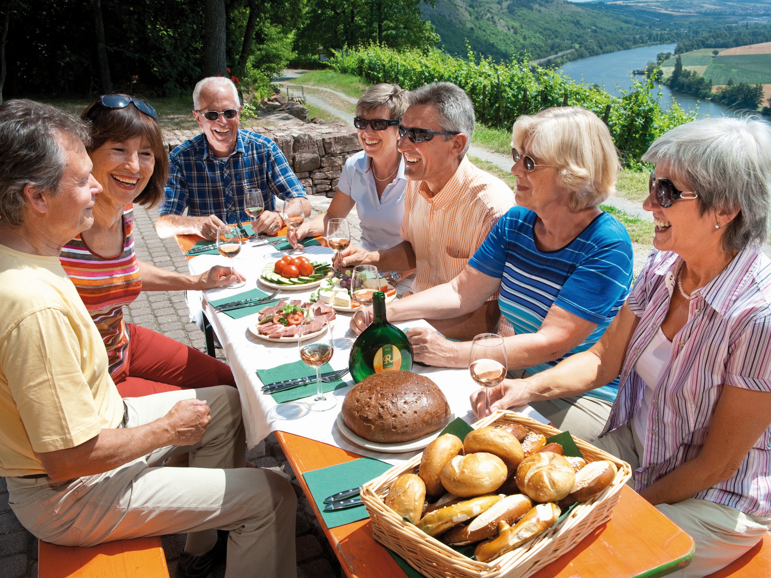 Fränkisches Weinland Brotzeit in den Weinbergen bei Karlstadt