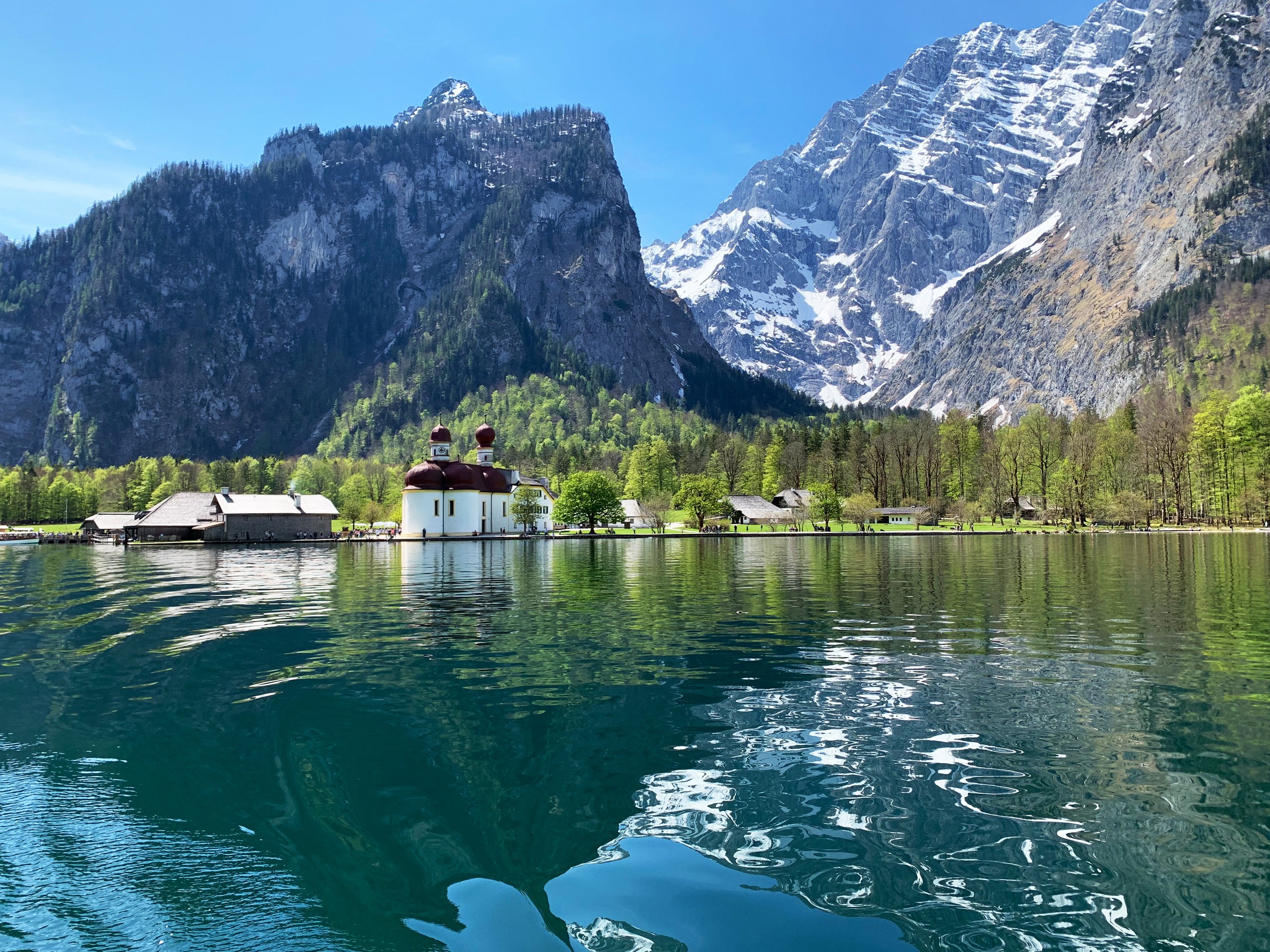 4-eurohike-wanderreisen-salzalpensteig-koenigssee-salzkammergut-bergpanorama-kirche-koenigssee