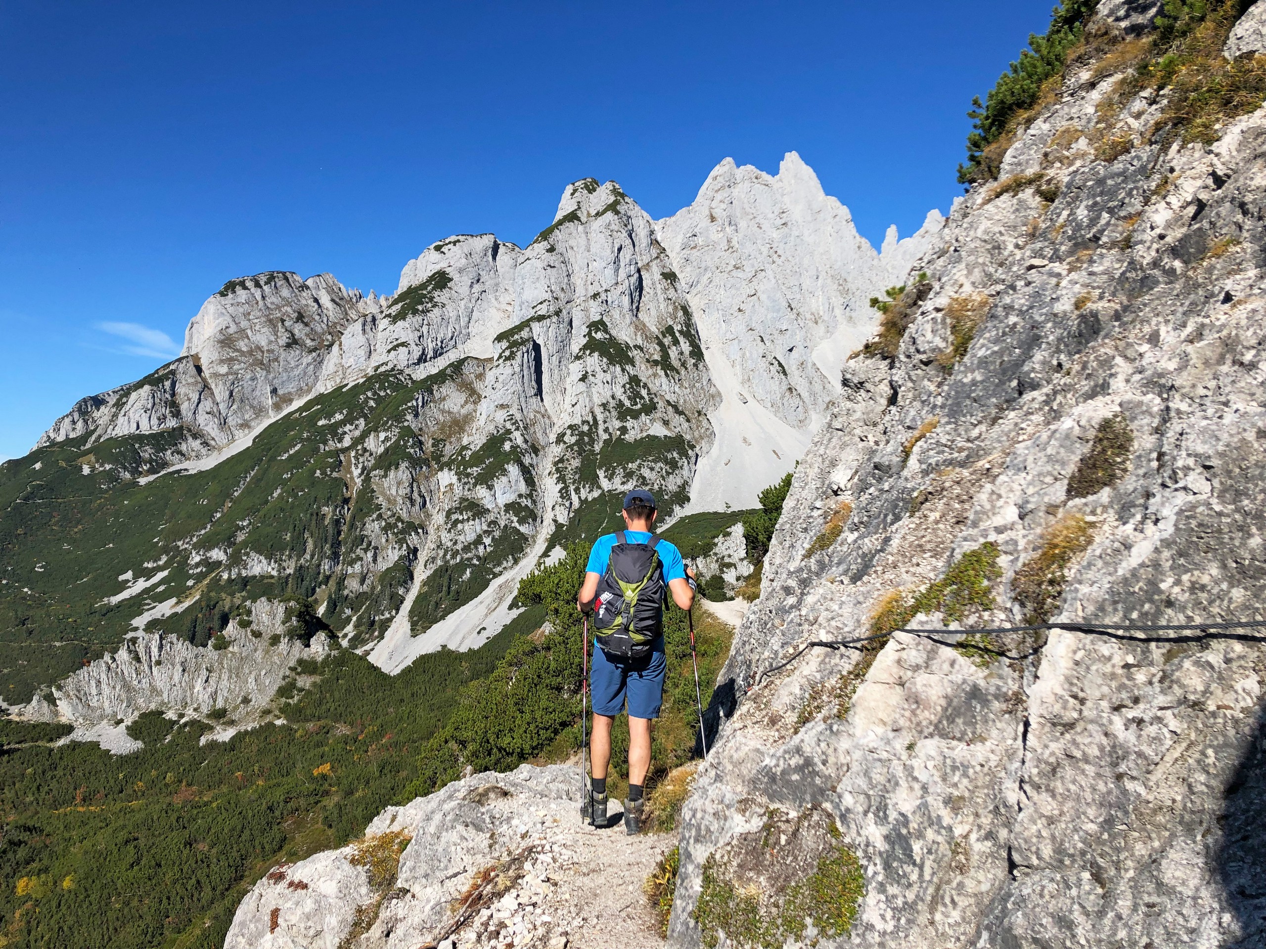 8-eurohike-wanderreisen-salzalpensteig-koenigssee-salzkammergut-felsmassiv-wanderer