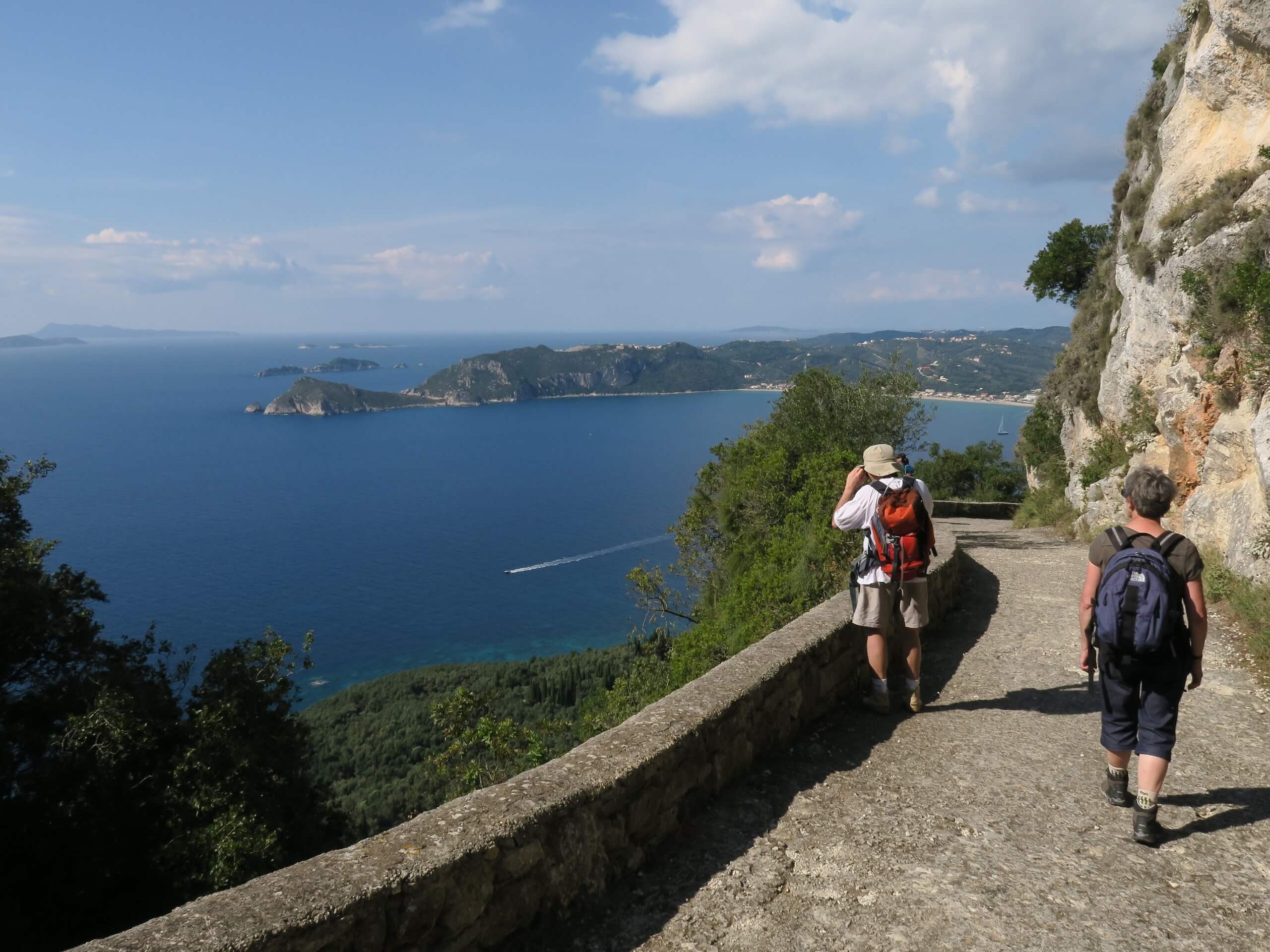 Vue sur la baie d'Agios Georgios et les îles Diapontia