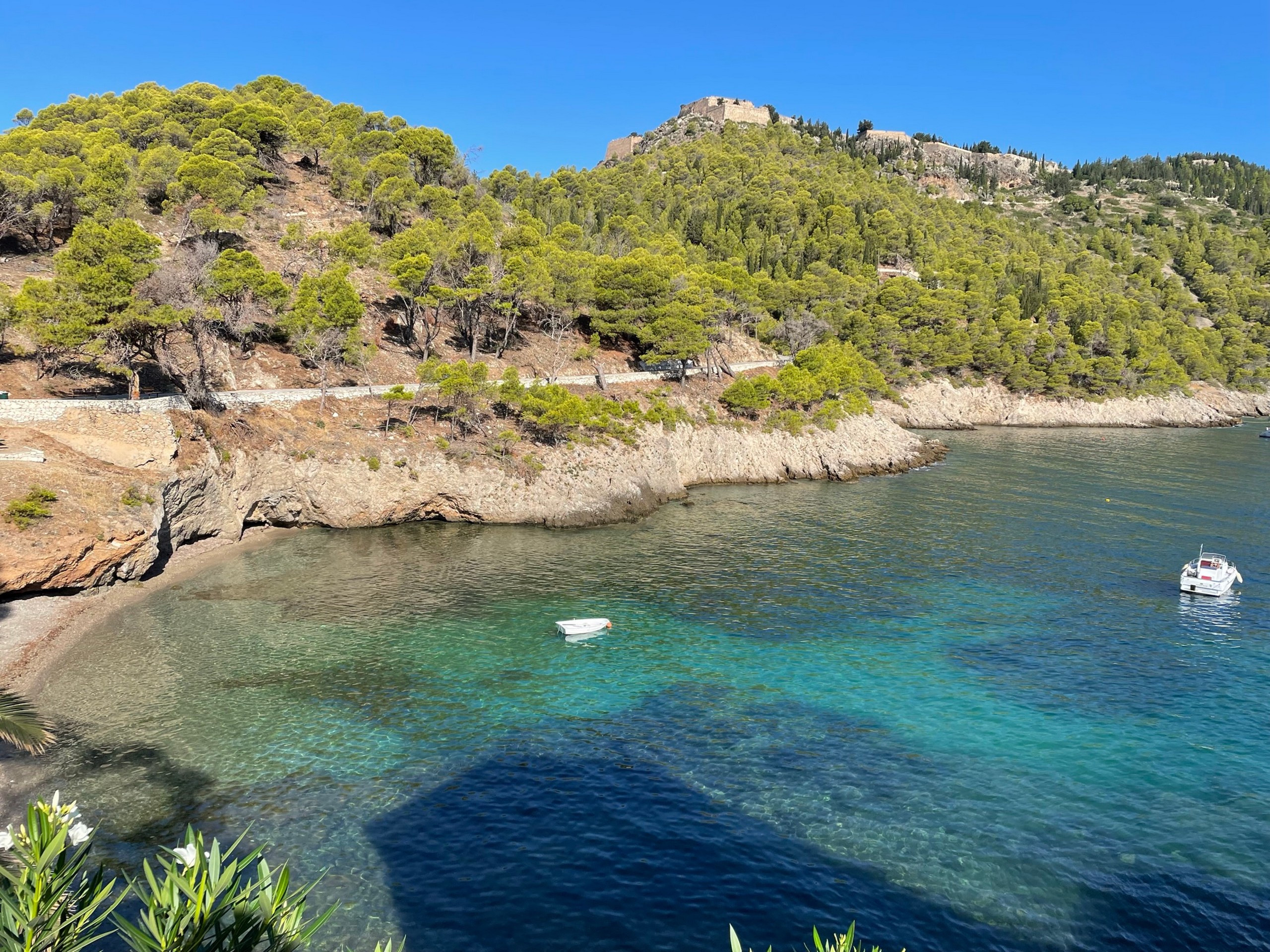 Vue sur la forteresse d'Assos Kefalonia © Juliette Vuillecard