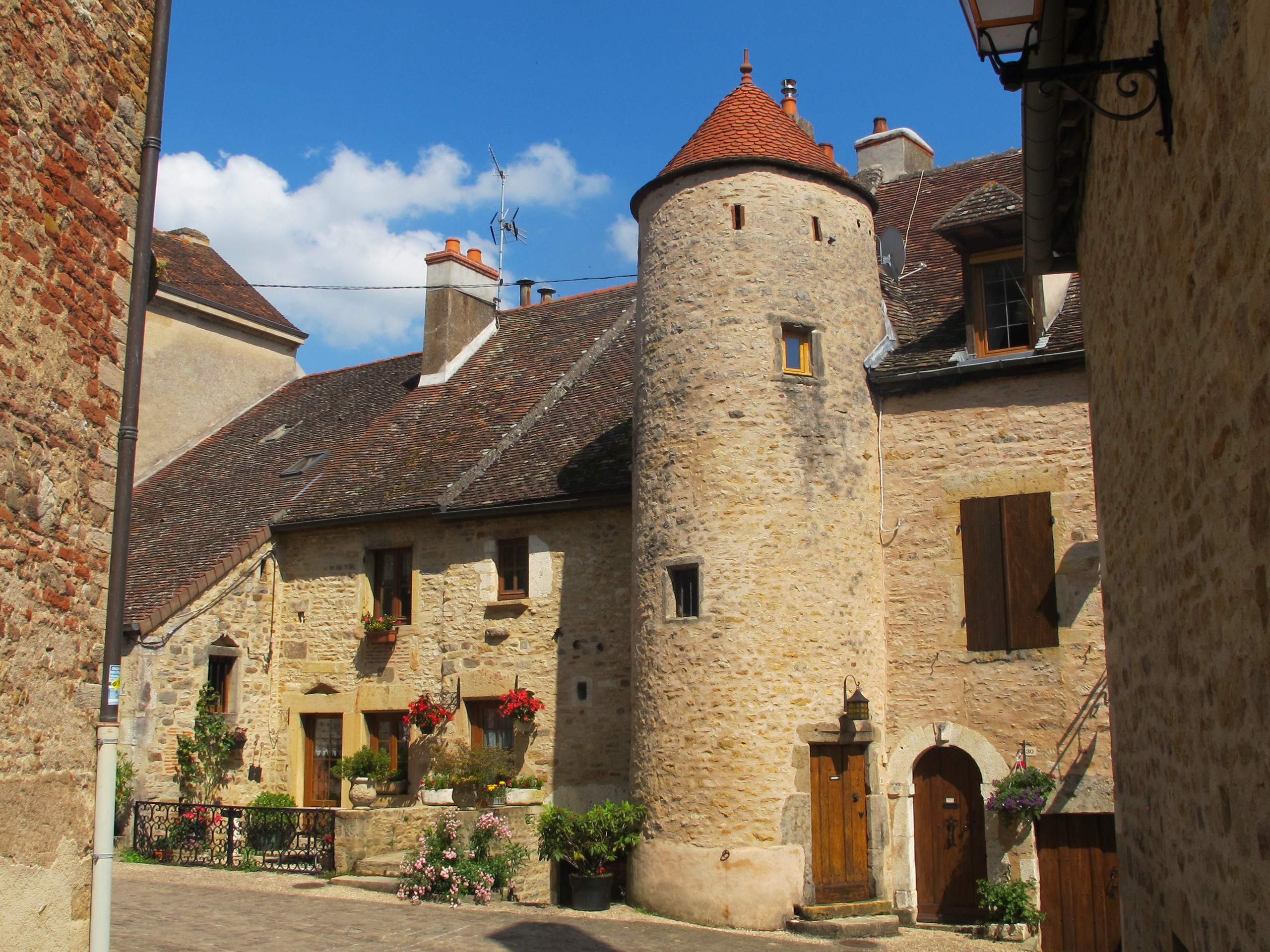 Rue de la Cure dans le village de Buxy © Jean-Claude Praire