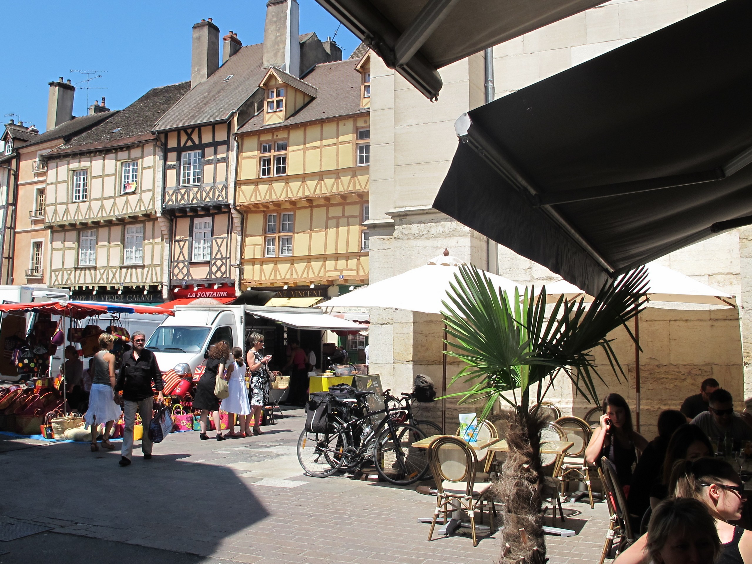 Marché sur la place Saint-Vincent à Chalon-sur-Saône © Jean-Claude Praire